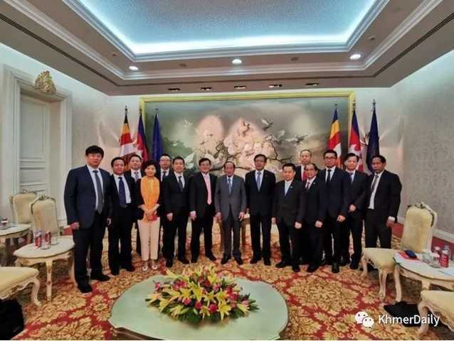 何南丰会见中华全国工商联代表团