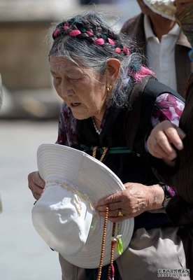 鸿海深耕机器人布局，打造“关灯工厂”并推动Foxbot商用化